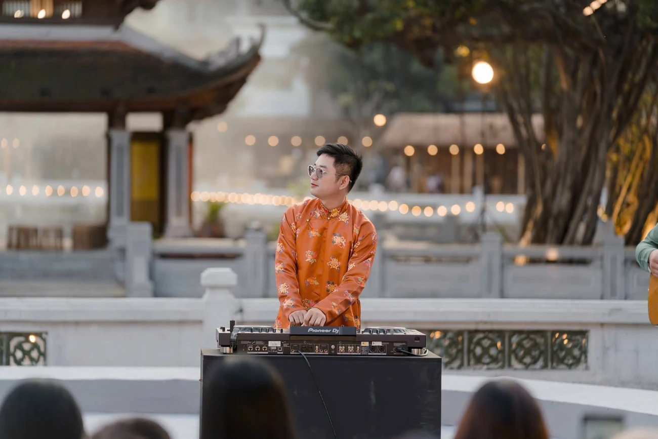 Silver7 performing in traditional Vietnamese áo dài