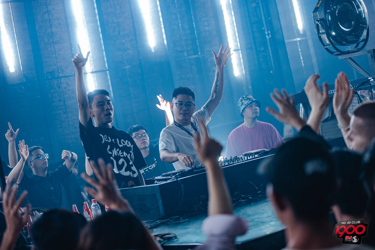 Silver7 DJ set with crowd at 1900 club