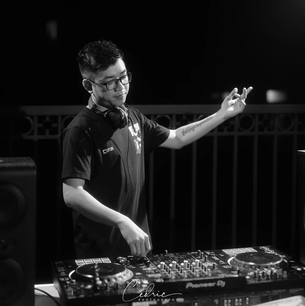 Silver7 DJing, wide angle